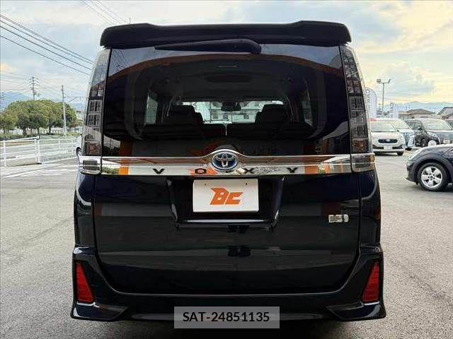 Toyota VOXY 2016-04 8317953-13
