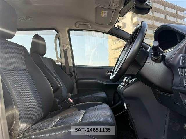 Toyota VOXY 2016-04 8317953-15