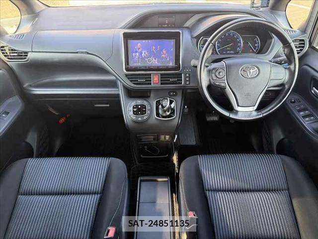 Toyota VOXY 2016-04 8317953-1