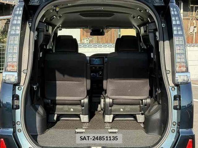 Toyota VOXY 2016-04 8317953-21