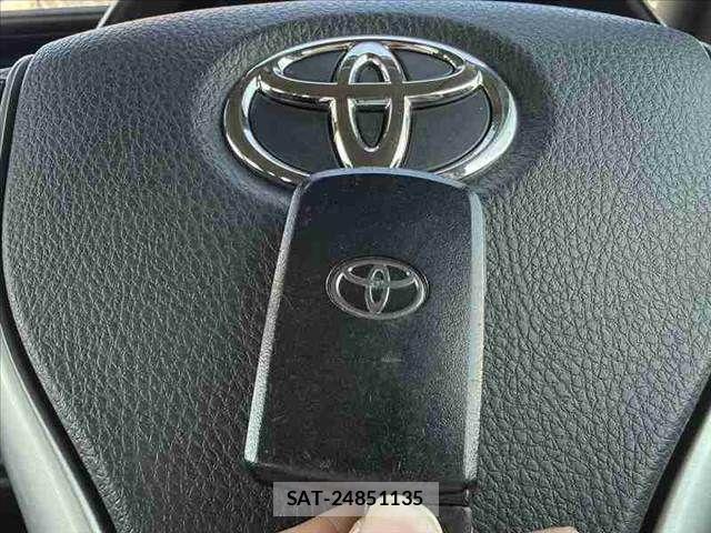 Toyota VOXY 2016-04 8317953-22