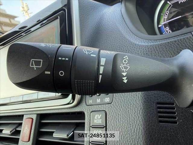 Toyota VOXY 2016-04 8317953-24