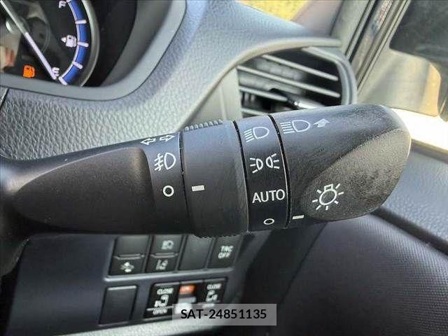 Toyota VOXY 2016-04 8317953-25