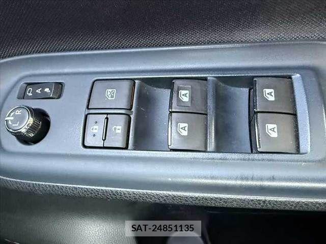 Toyota VOXY 2016-04 8317953-26