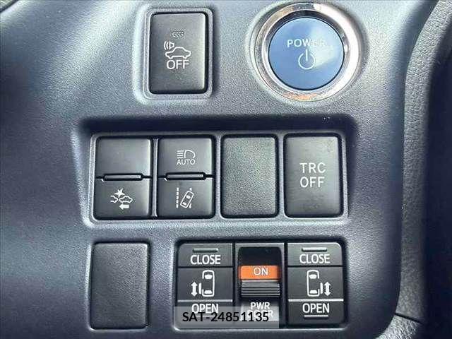 Toyota VOXY 2016-04 8317953-5
