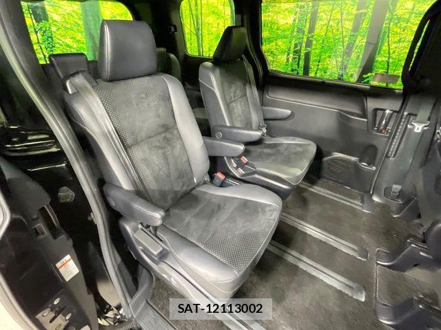 Toyota VOXY 2021-02 8317950-7