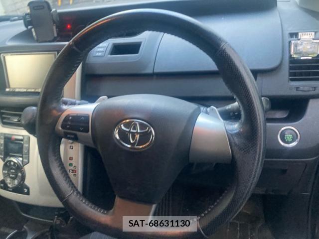 Toyota VOXY 2011-07 8317978-15