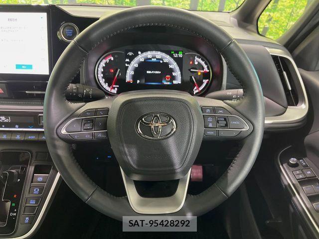 Toyota VOXY 2023-08 8317925-12