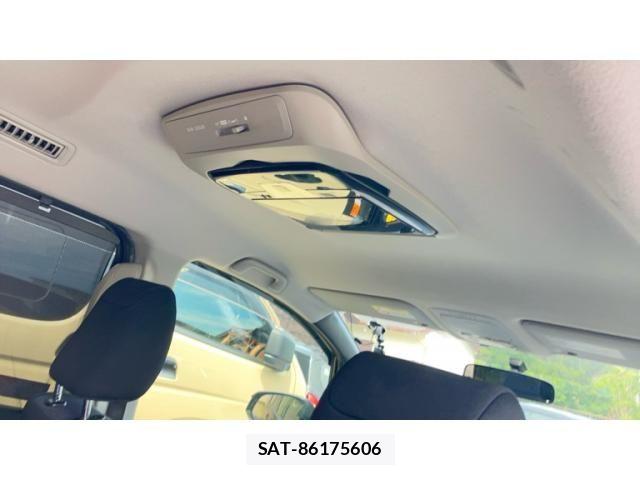 Toyota VOXY 2014-10 8317967-10