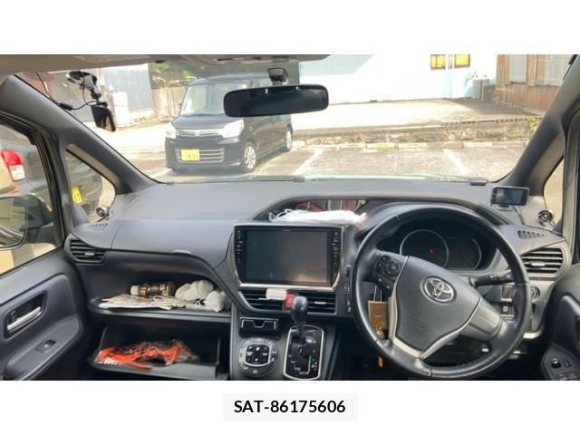 Toyota VOXY 2014-10 8317967-11