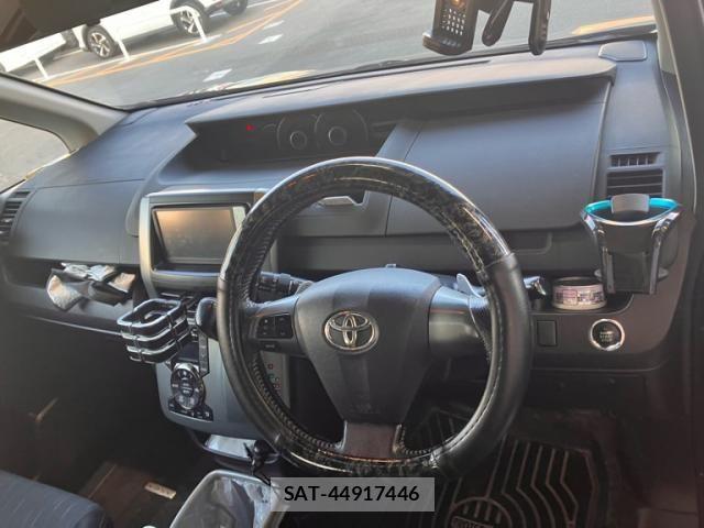 Toyota VOXY 2012-03 8317971-11