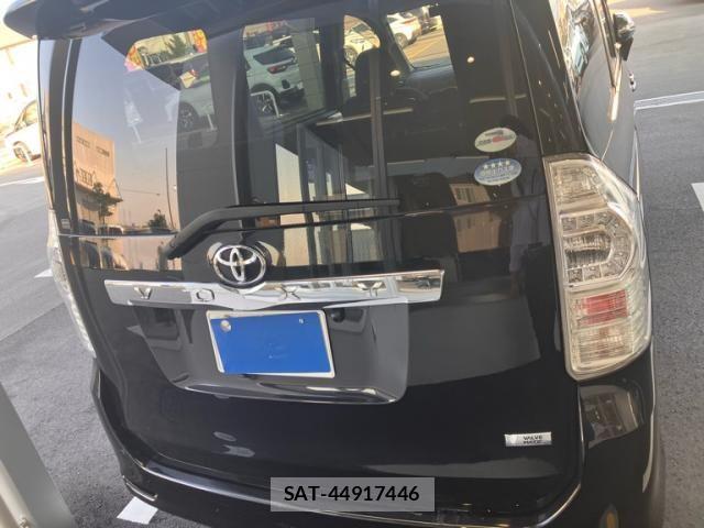 Toyota VOXY 2012-03 8317971-1