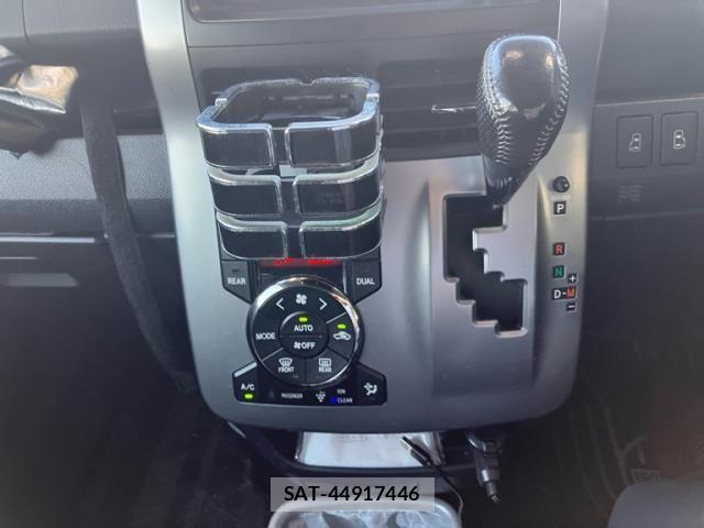 Toyota VOXY 2012-03 8317971-21