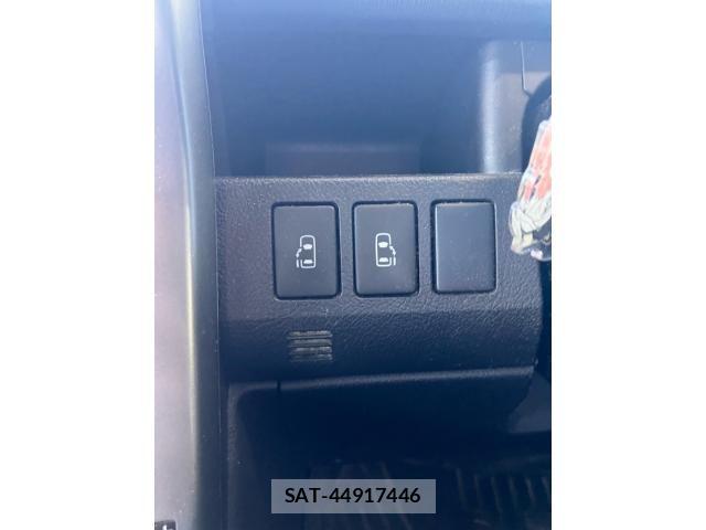 Toyota VOXY 2012-03 8317971-23