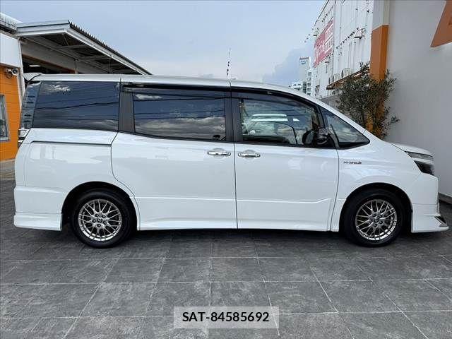 Toyota VOXY 2020-04 8317944-11