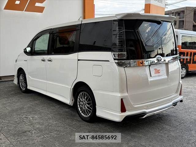Toyota VOXY 2020-04 8317944-12