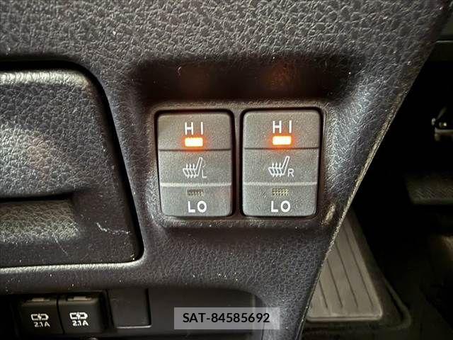 Toyota VOXY 2020-04 8317944-5