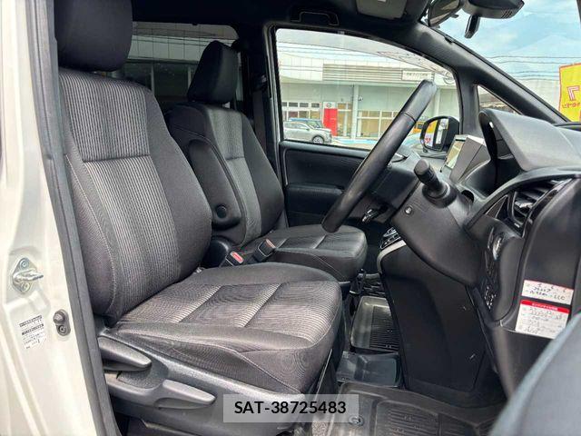 Toyota VOXY 2018-06 8317951-20