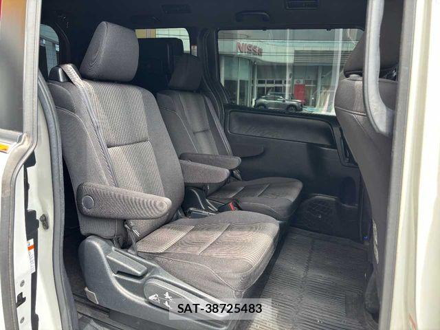 Toyota VOXY 2018-06 8317951-21