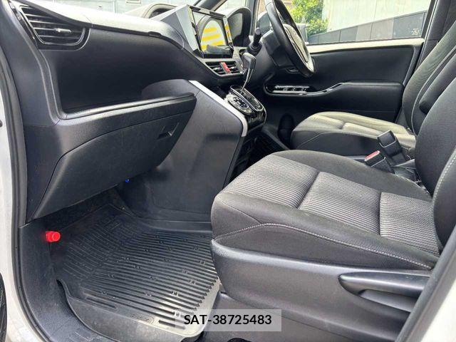 Toyota VOXY 2018-06 8317951-22