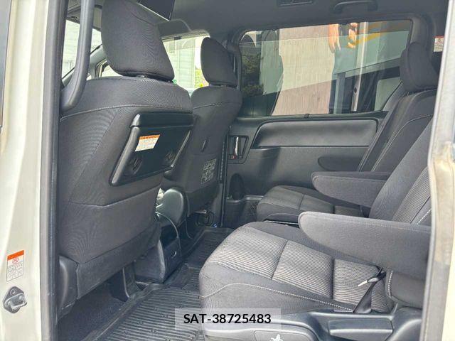 Toyota VOXY 2018-06 8317951-23