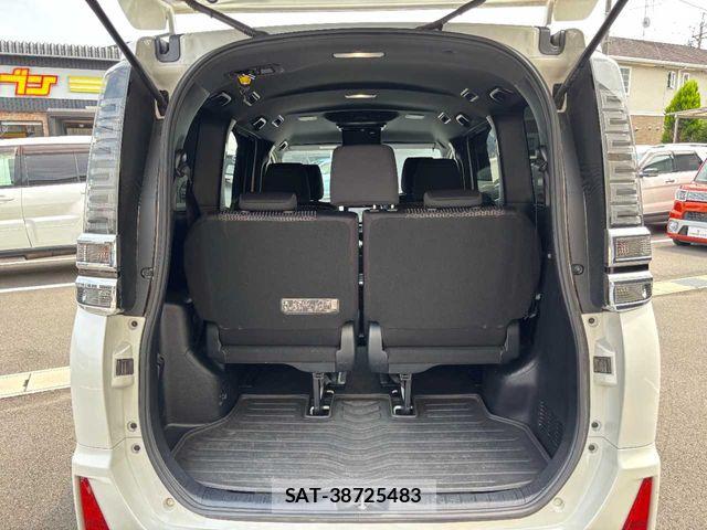 Toyota VOXY 2018-06 8317951-26