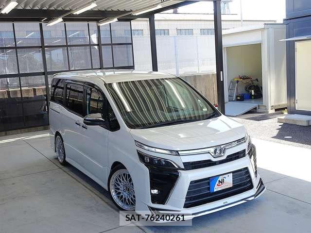 Toyota VOXY 2018-12 8317939-12