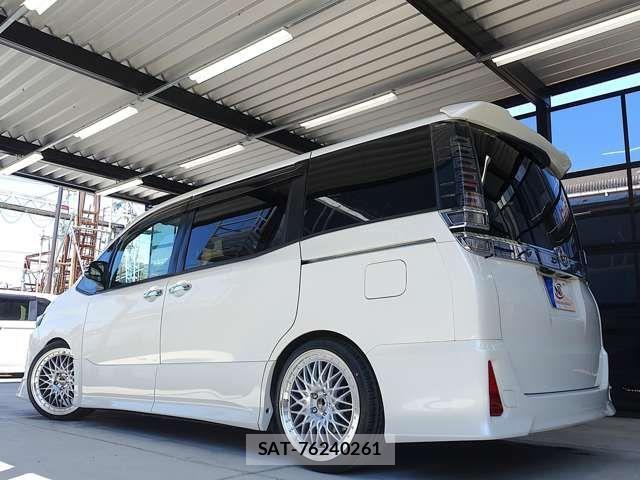 Toyota VOXY 2018-12 8317939-14