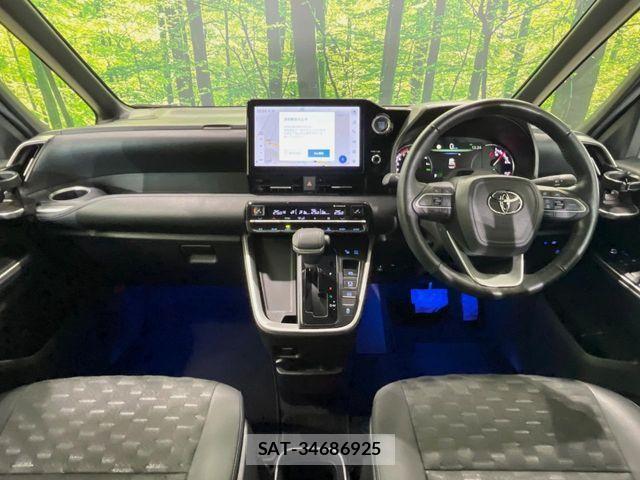Toyota VOXY 2022-03 8317926-1