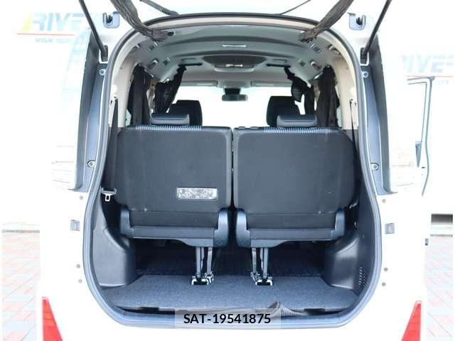 Toyota VOXY 2016-05 8317947-11