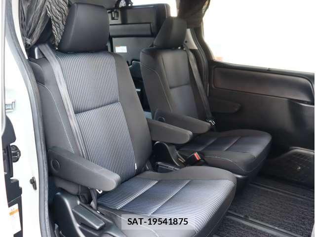 Toyota VOXY 2016-05 8317947-5