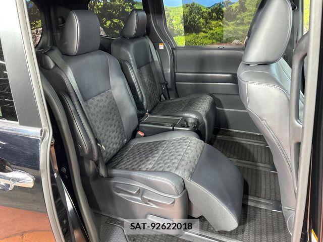 Toyota VOXY 2023-10 8317922-8