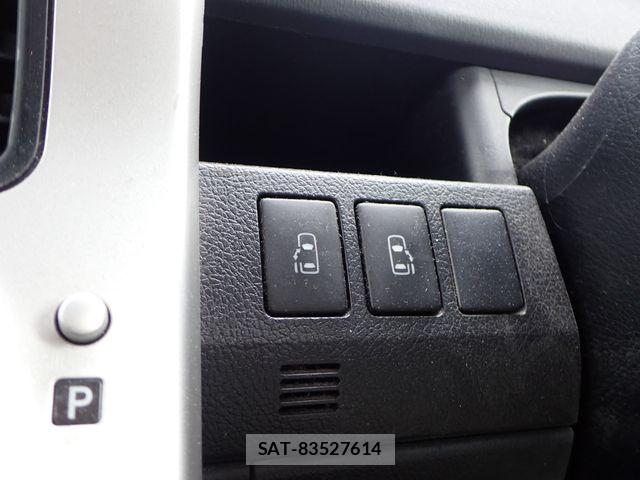 Toyota VOXY 2010-06 8338422-17