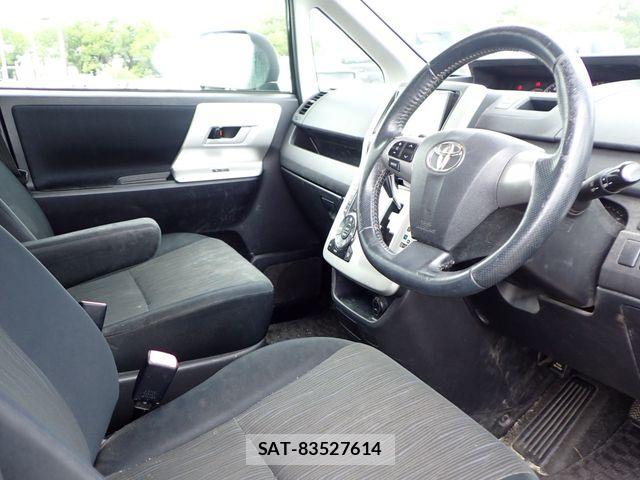 Toyota VOXY 2010-06 8338422-1
