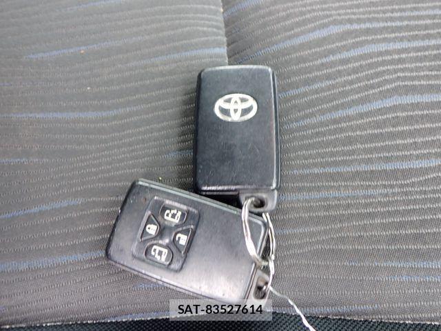 Toyota VOXY 2010-06 8338422-24