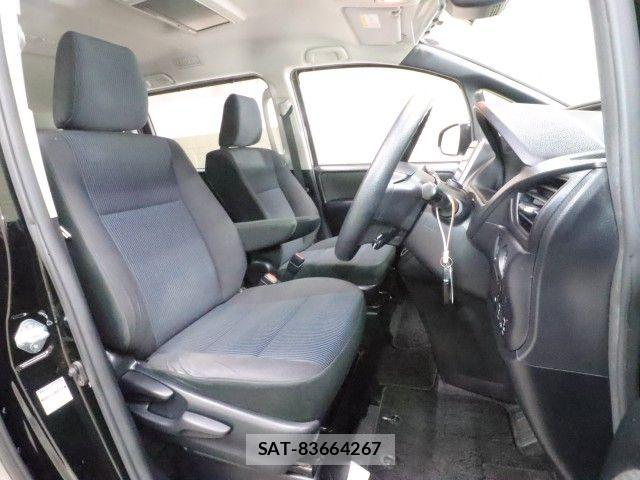 Toyota VOXY 2018-10 8338033-3