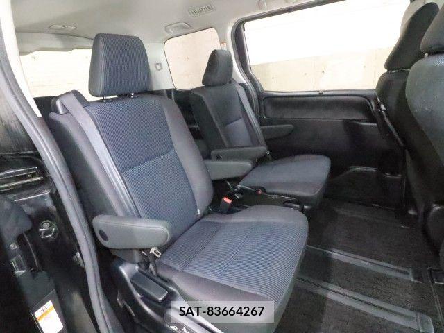Toyota VOXY 2018-10 8338033-4