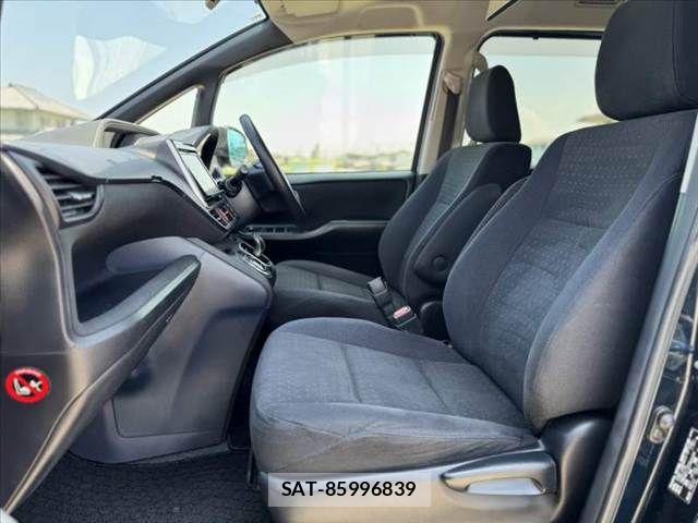 Toyota VOXY 2014-10 8338439-16
