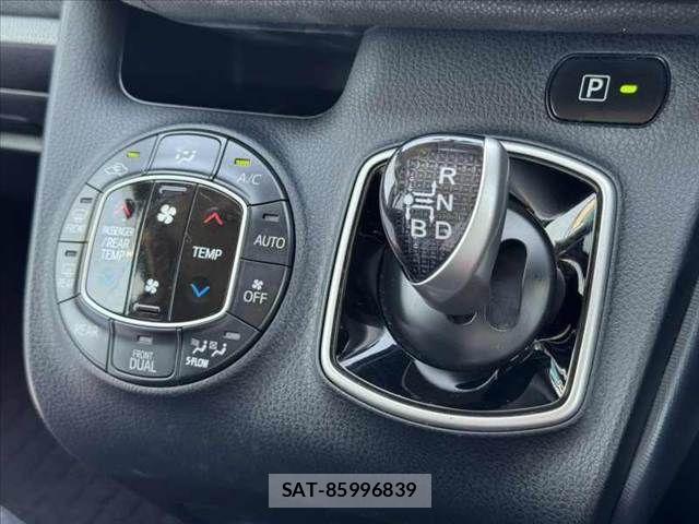 Toyota VOXY 2014-10 8338439-24