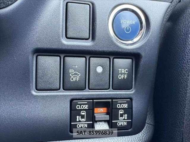Toyota VOXY 2014-10 8338439-4
