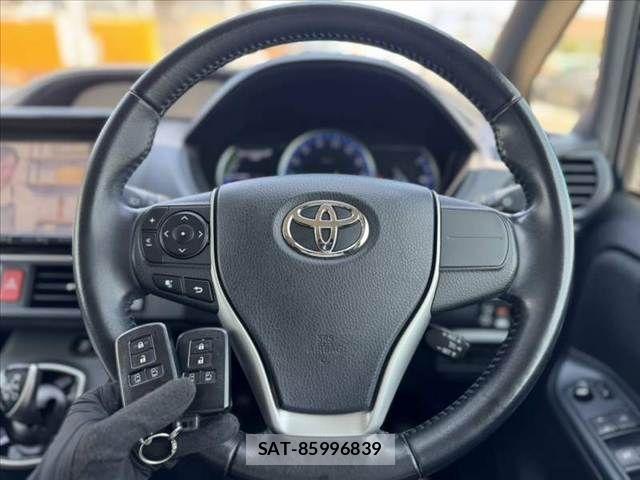 Toyota VOXY 2014-10 8338439-5