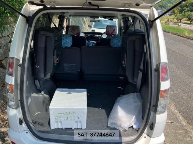 Toyota VOXY 2004-01 8337929-9