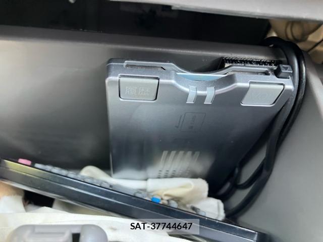 Toyota VOXY 2004-01 8337929-17