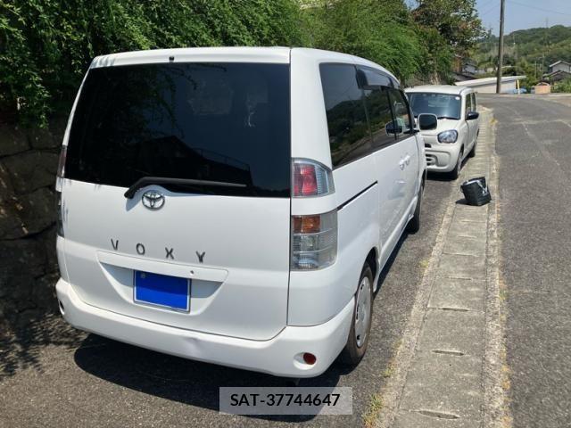 Toyota VOXY 2004-01 8337929-2
