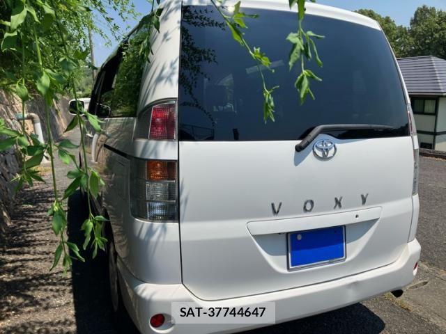 Toyota VOXY 2004-01 8337929-3