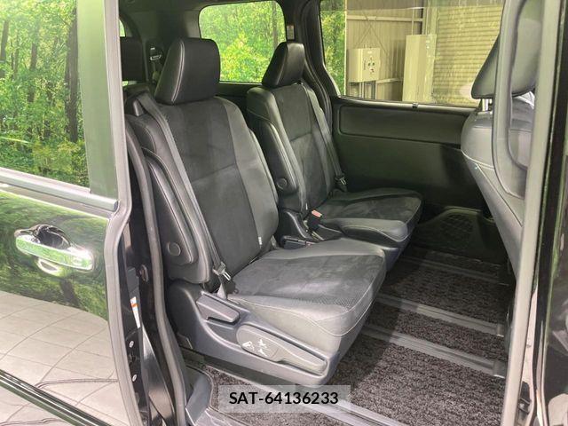 Toyota VOXY 2021-07 8338432-7