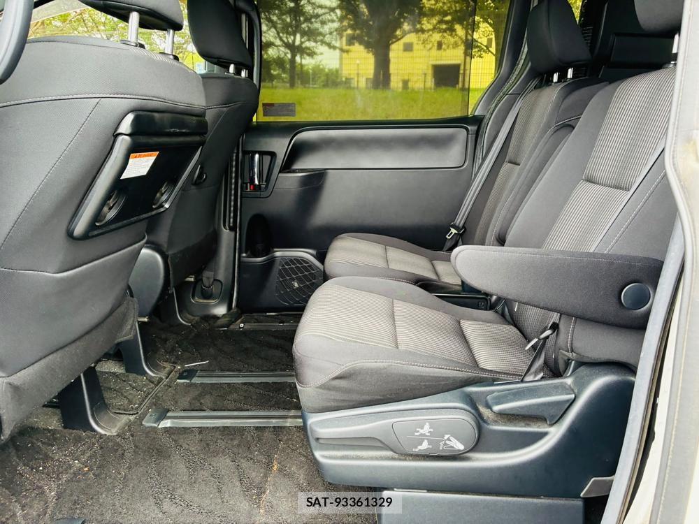 Toyota VOXY 2019-03 8298897-9