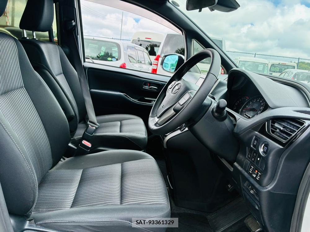 Toyota VOXY 2019-03 8298897-11