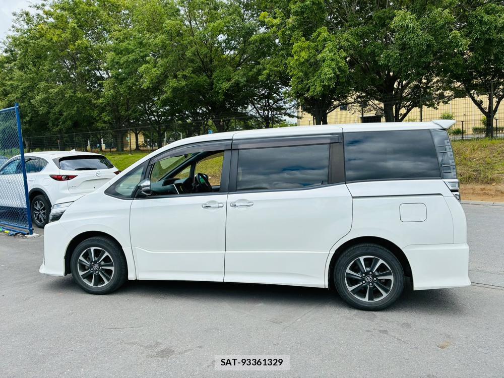 Toyota VOXY 2019-03 8298897-1