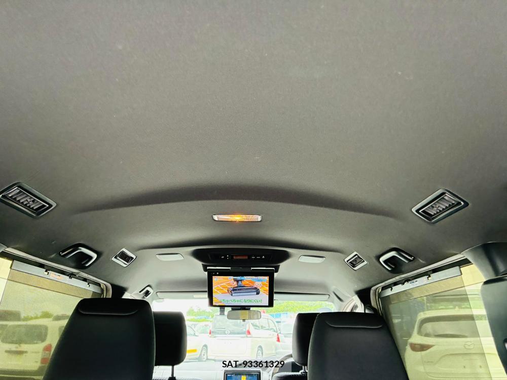 Toyota VOXY 2019-03 8298897-24